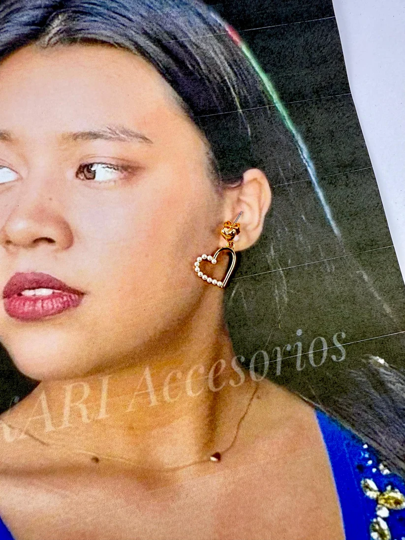 [2335] Aretes dorados con doble corazón y media perla