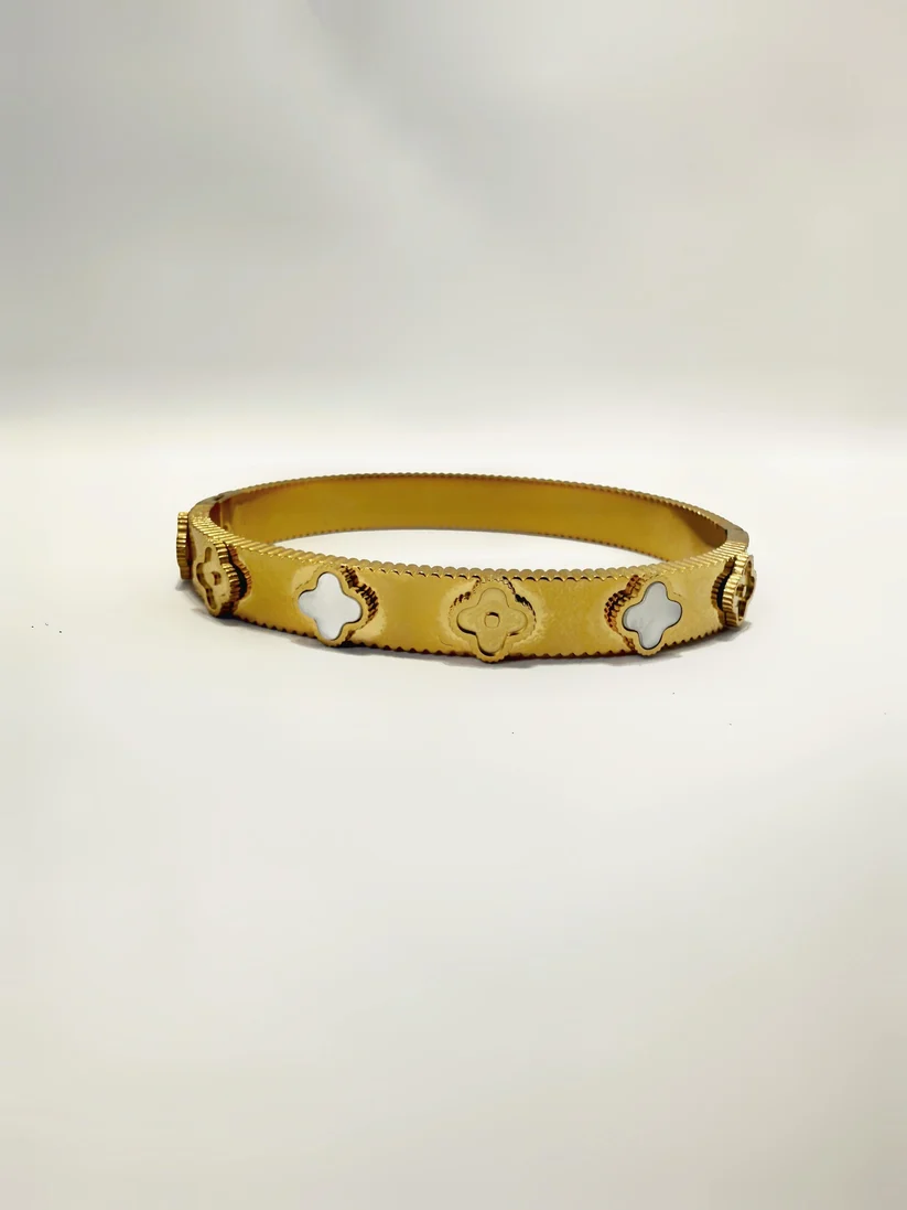 [2347] Brazalete Dorado de Acero Inoxidable con Tréboles blancos y dorados