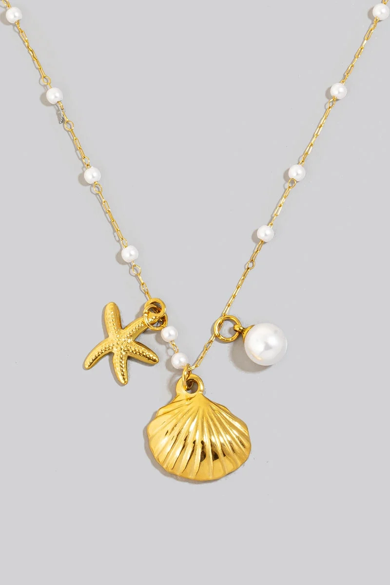 [2353] Cadena Dorada con Perlas y Dijes de Concha de Almeja, Estrella de Mar y Perla