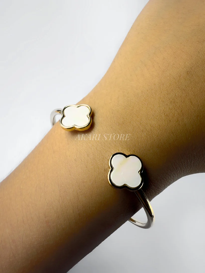 [2364] Brazalete Dorado con Doble Trébol Blanco