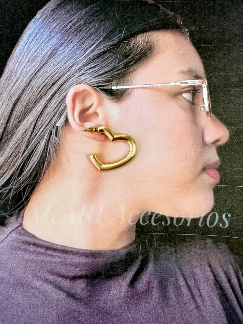 [2367] Aretes Dorados con forma de Corazón