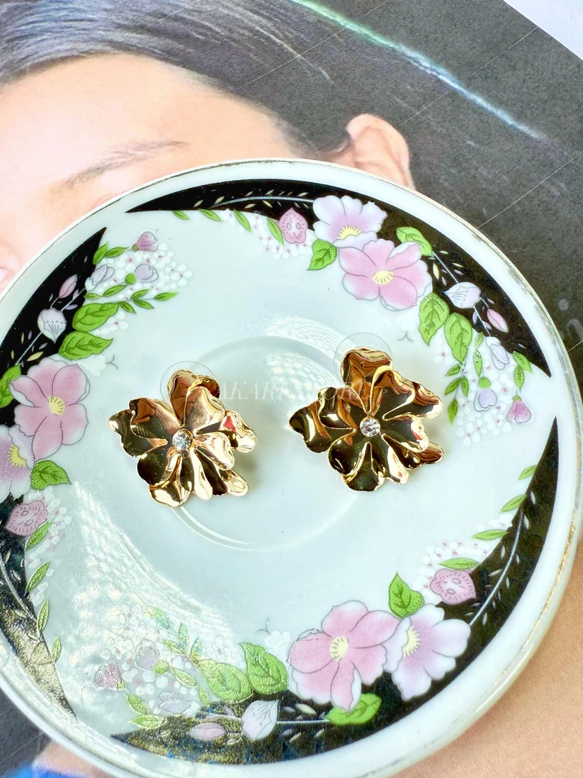 Aretes con Flores en Capas (Dorado)