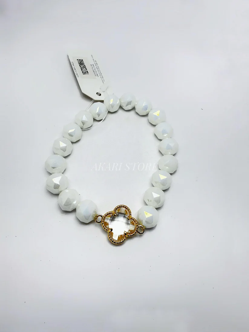 [2373] Pulsera con trébol dorado con cuencas blancas facetadas