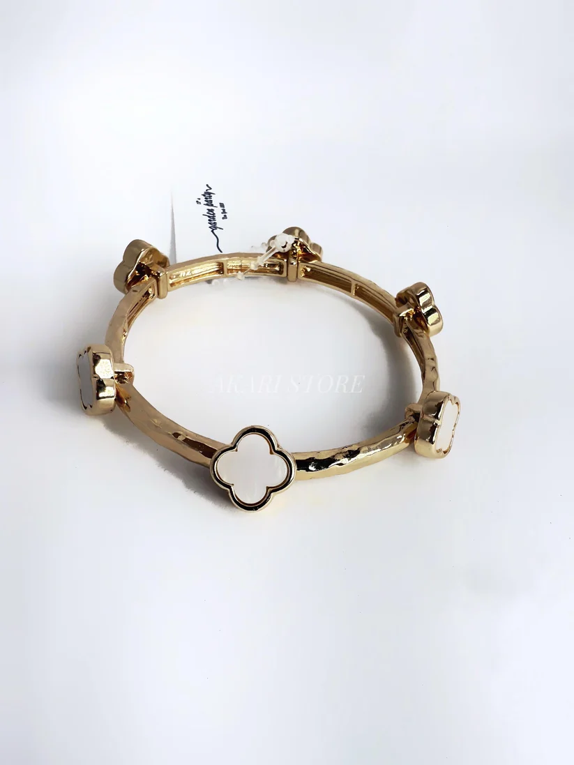 [2302] Brazalete dorado con dijes de trébol blanco
