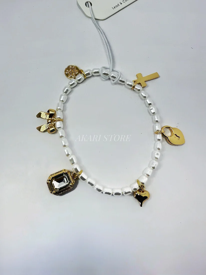 [2304] Pulsera  de perlas blancas con dijes dorados