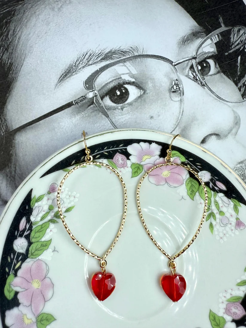 Aretes dorados con colgante de corazón (Rosado)