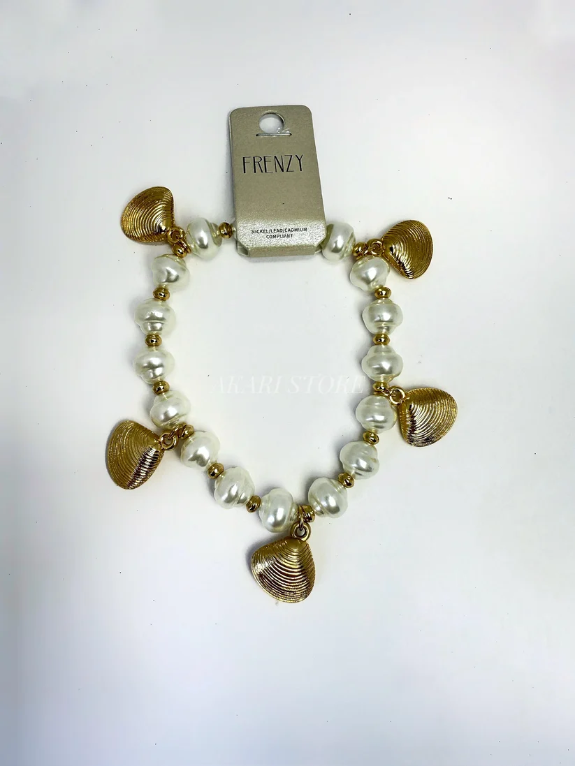 [2321] Pulsera dorada con dijes de conchas y perlas