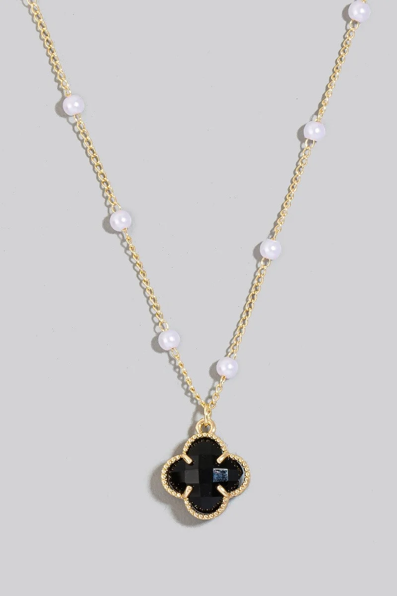 [2322] Cadena con perlas y dije de trébol negro con baño de oro