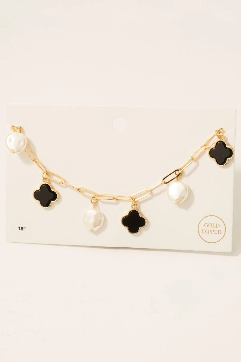 [2323] Cadena con perla grande y dijes de trébol negro con baño dorado