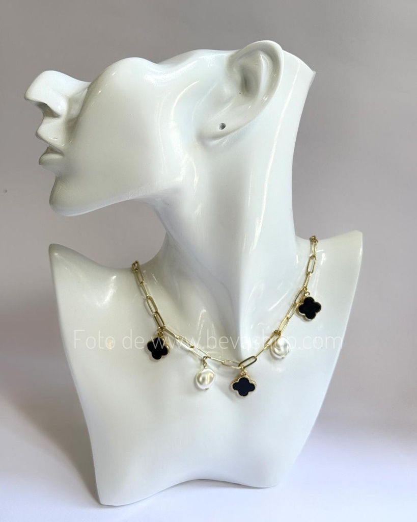 [2323] Cadena con perla grande y dijes de trébol negro con baño dorado